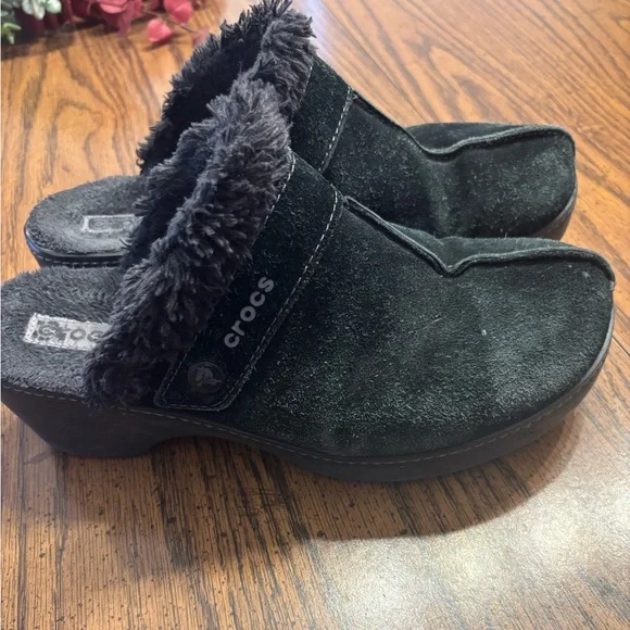 CROCS Women’s faux fur lined black suede leather slip on mule clog shoes size 10 - Picture 1 of 8